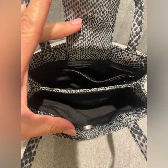 🔴3/$10🔴Guess mini snake skin print hand bag 7" wide and 5" in height - Picture 3 of 4